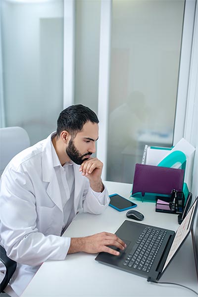 Un médecin regardant son ecran d'ordinateur