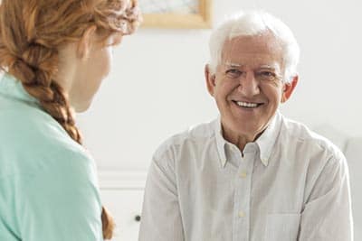 blog-article-admission-netcontact-image-principale soignant s'adressant a une personne du 3ème âge