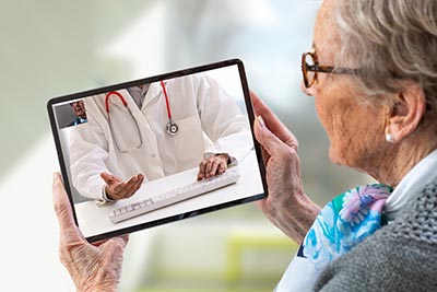 blog-article-telemedecine-image-principale Femme du troisieme âge faisant une téléconsultation sur une tablette tactile