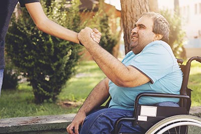 blog-handicap-projet-personnalise-image-principale soignant accompagnant un porteur de handicap dans son projet personnalisé