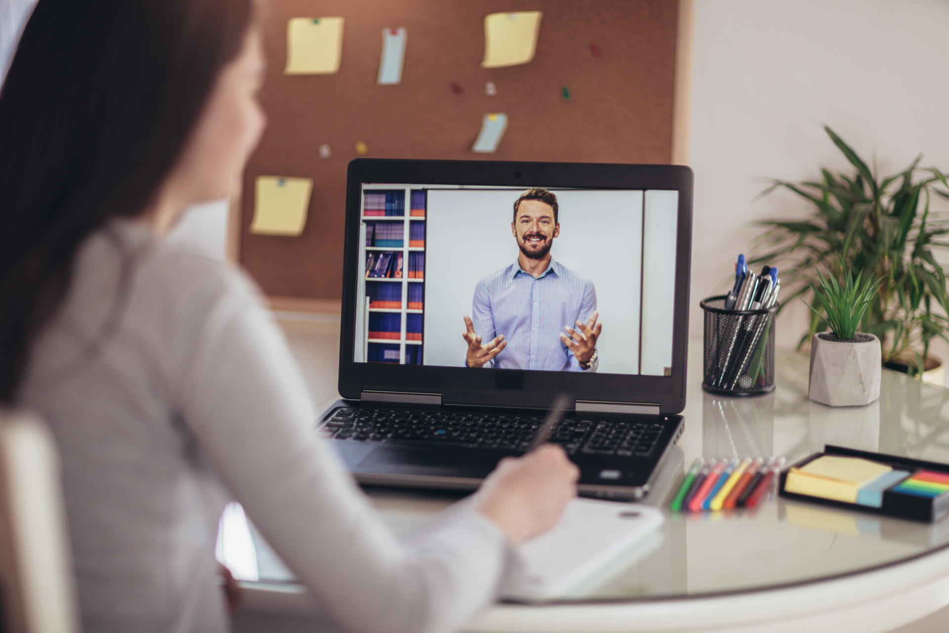 Young student watching lesson online and studying from home. webinaire